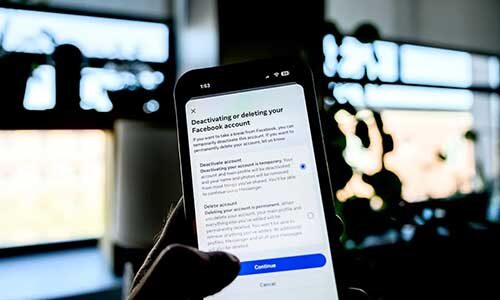 A mobile phone screen showing options related to deactivating the Facebook app. Photo by Matthew Modoono/Northeastern University